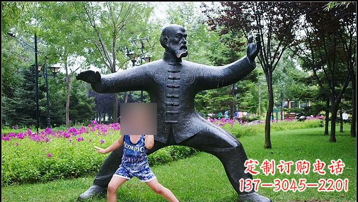 泰州铜雕打太极拳的老人