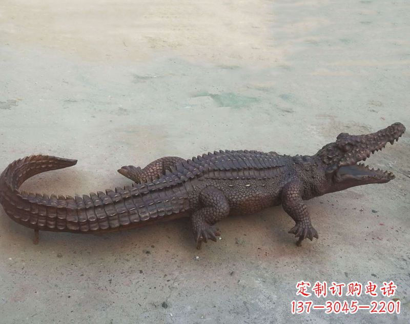 泰州铜雕鳄鱼,铸铜园林仿真动物雕塑
