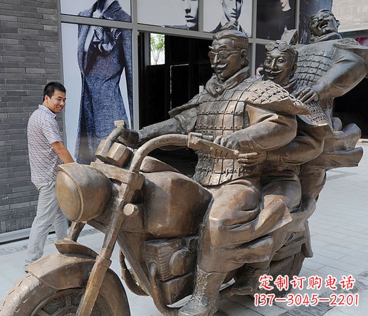 泰州铜雕街头骑摩托人物雕塑