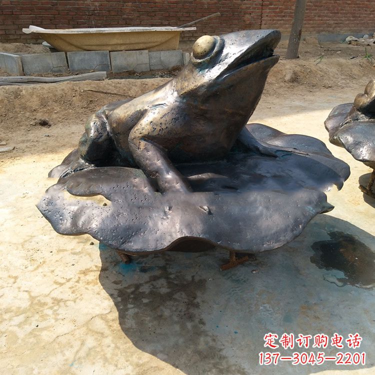 泰州铜雕青蛙喷水雕塑