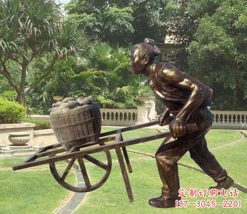 泰州推独轮车的古人铜雕