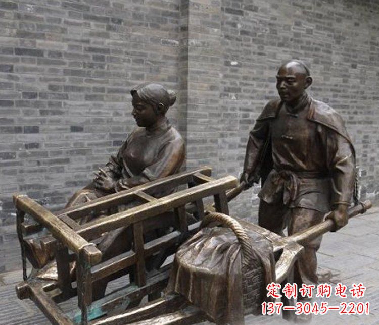 泰州推独轮车的人物铜雕