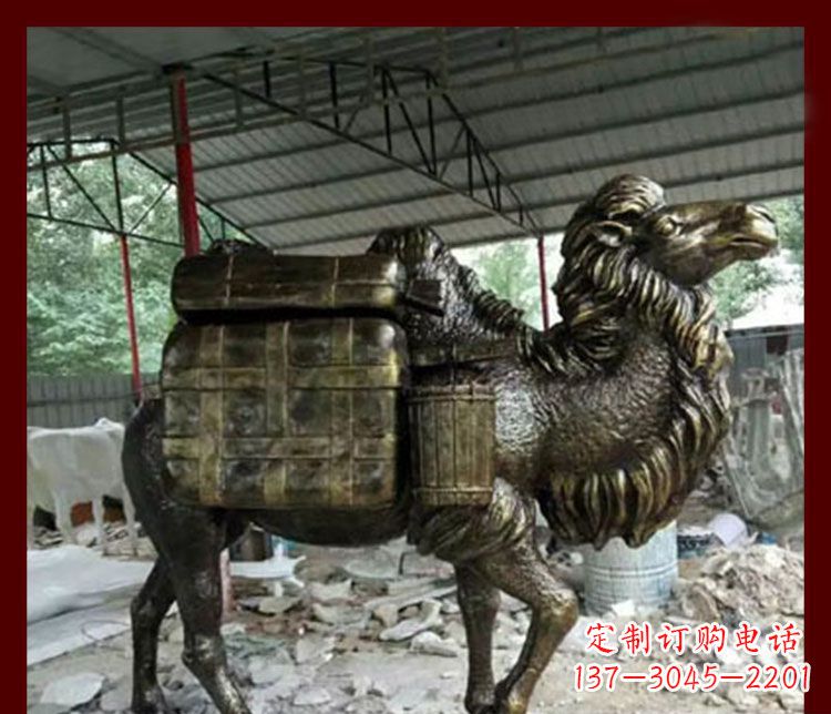 泰州拖行李的骆驼动物铜雕