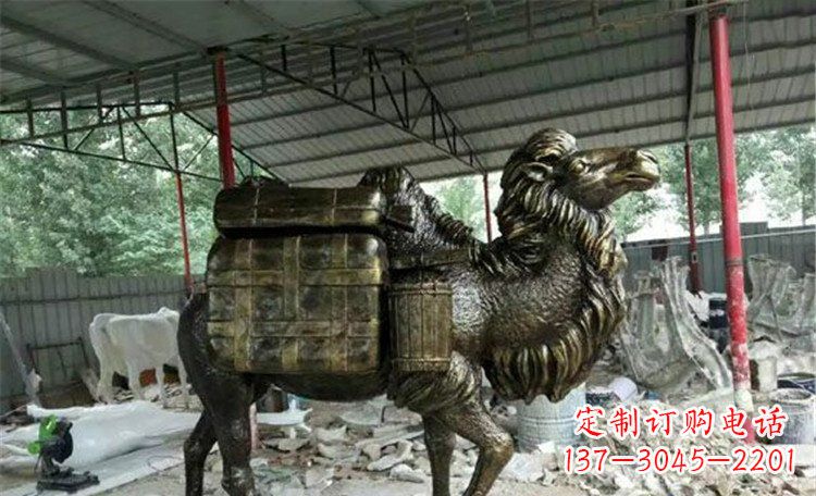 泰州拖行李的骆驼动物铜雕 (2)