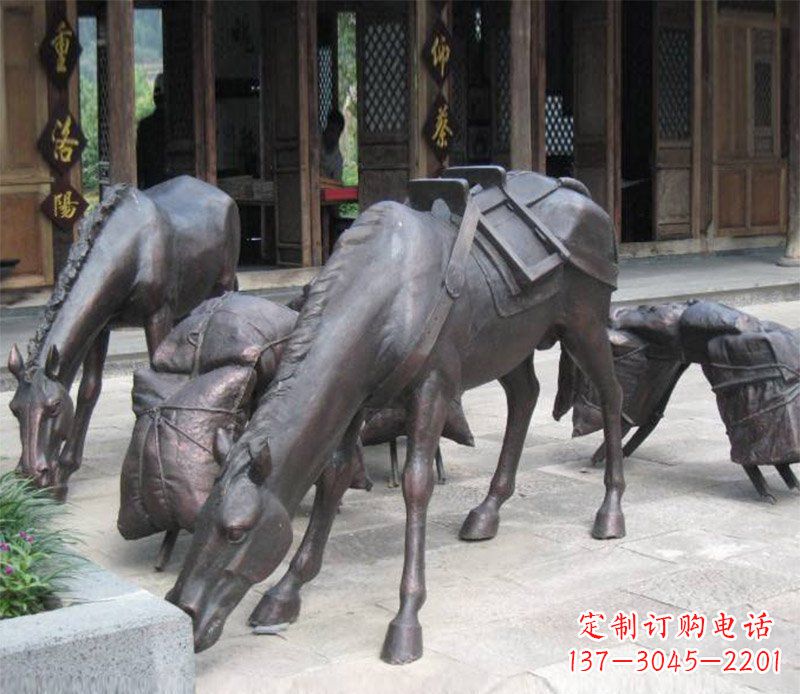 泰州拖行李的马动物铜雕