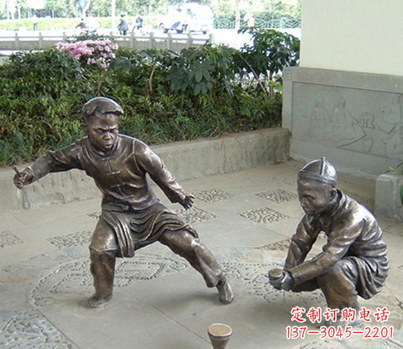 泰州玩陀螺的古代儿童铜雕