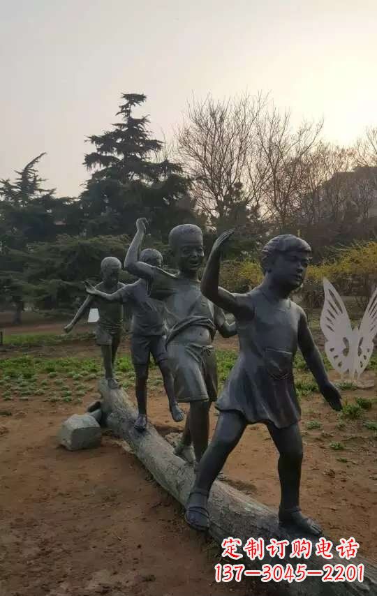 泰州玩走独木桥儿童铜雕