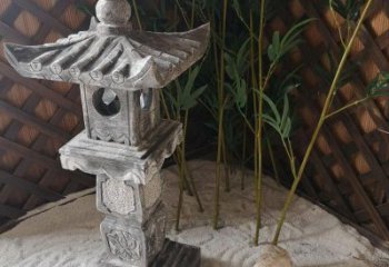 泰州青石仿古灯笼雕塑是由中领雕塑定制的经典雕…