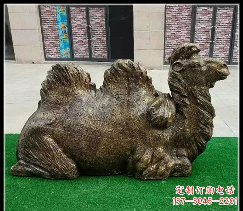 泰州卧在草地的骆驼铜雕