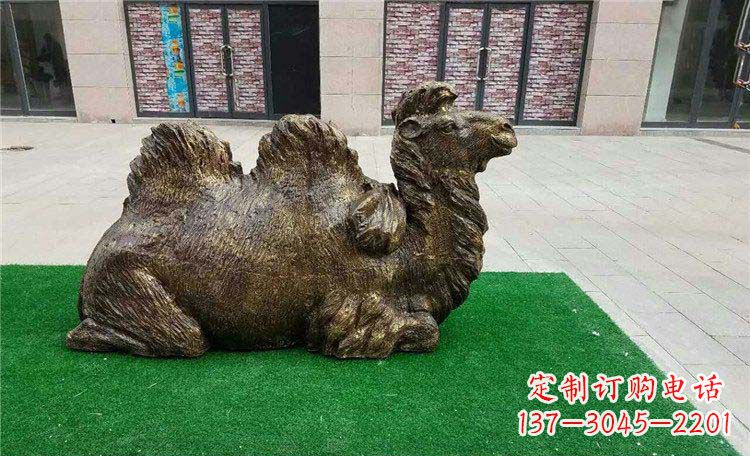 泰州卧着的骆驼动物铜雕