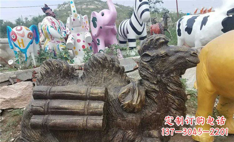 泰州卧着的骆驼动物铜雕 (2)
