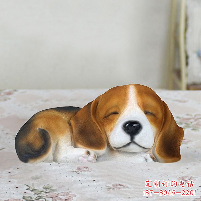 泰州卧姿比格犬仿真雕塑,睡觉的小狗狗是内美陈动物雕塑摆件