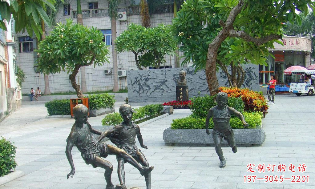 泰州小孩踢足球铜雕