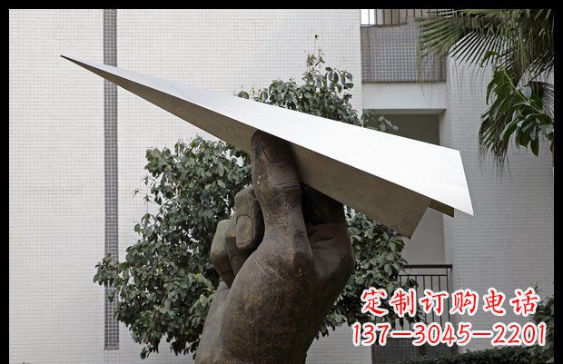 泰州小区不锈钢手拿纸飞机雕塑