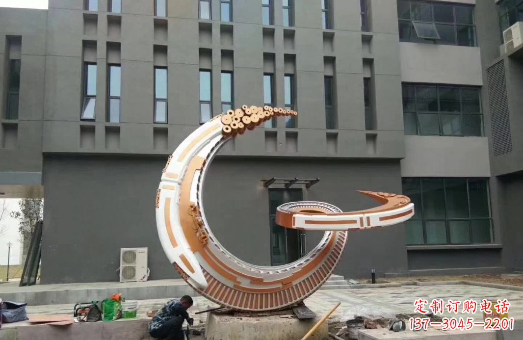 泰州小区抽象不锈钢月亮雕塑