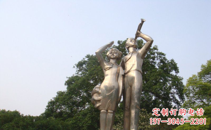 泰州校园吹军号敬礼的小学生人物景观铜雕