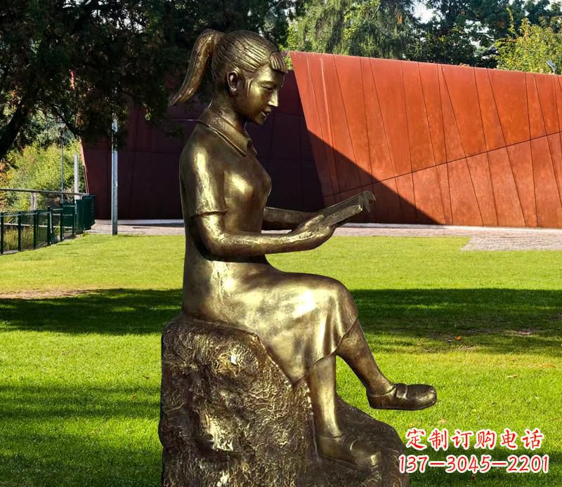 泰州校园看书的女孩铜雕