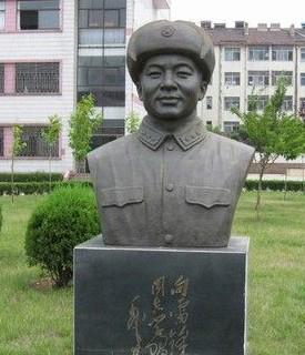 泰州校园雷锋铜像