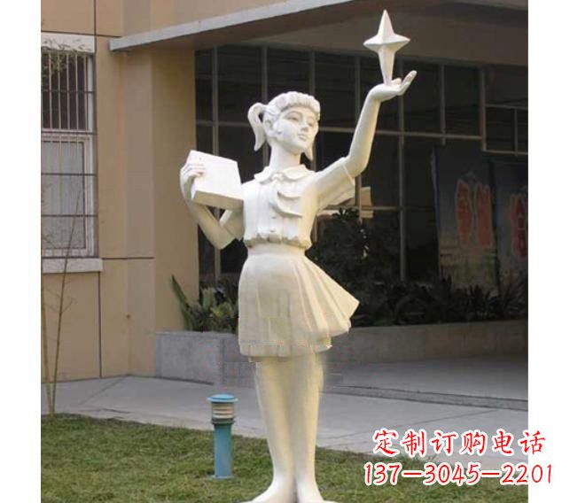 泰州校园拿书本的小学生石雕