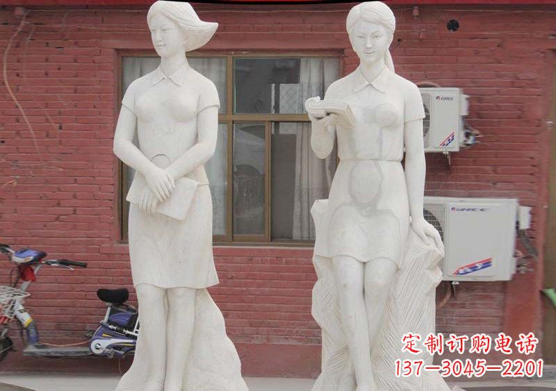 泰州校园拿书本的学生石雕