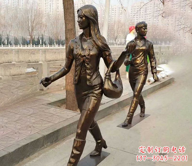 泰州行走的女人街边人物铜雕