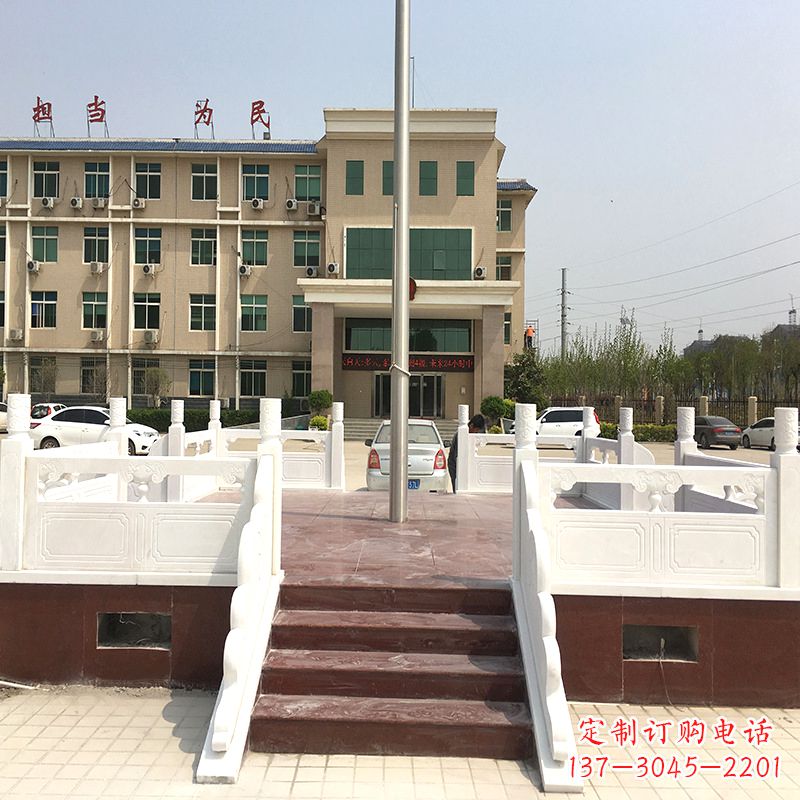 泰州学校广场石雕升旗台