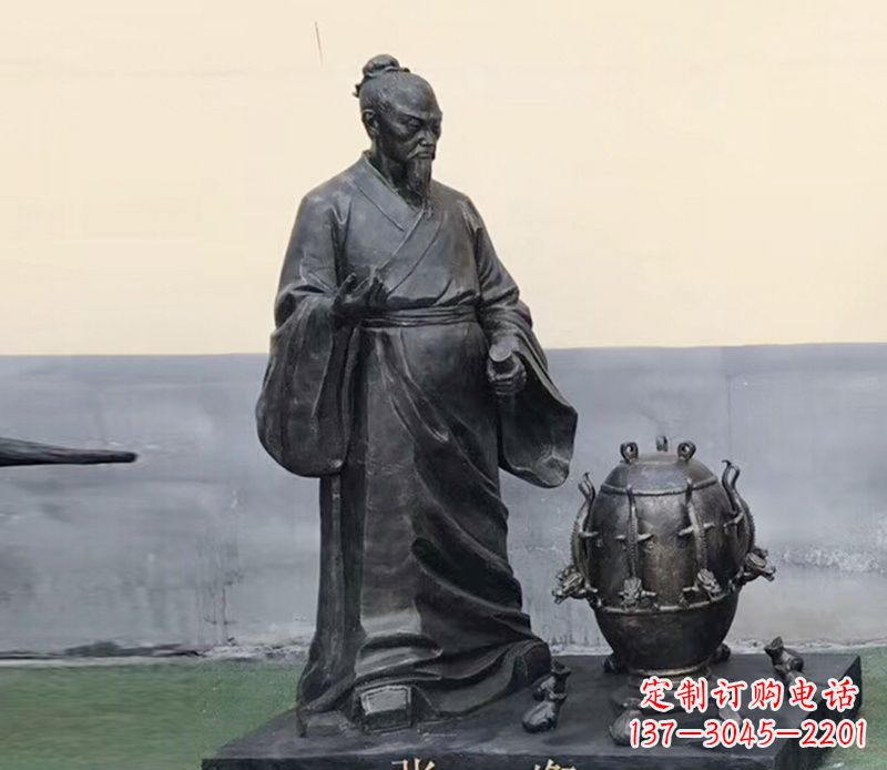 泰州学校张衡和地动仪铜雕