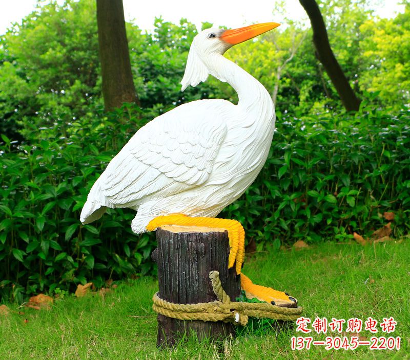 泰州一男一女抱一只鸽子雕像