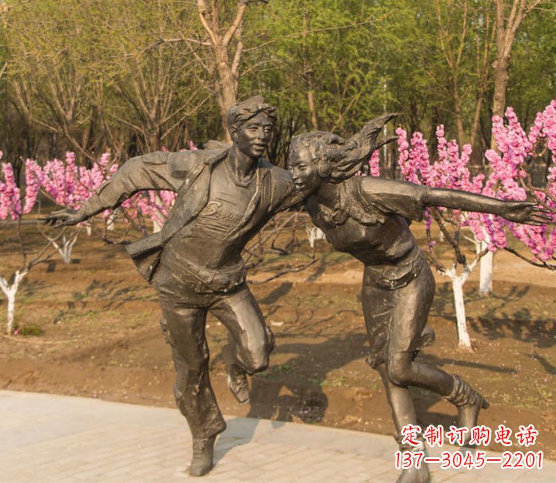 泰州游玩的情侣铜雕