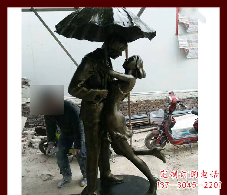 泰州雨伞下拥抱的情侣铜雕