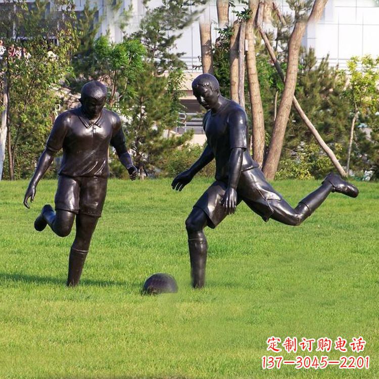 泰州园林踢足球人物铜雕