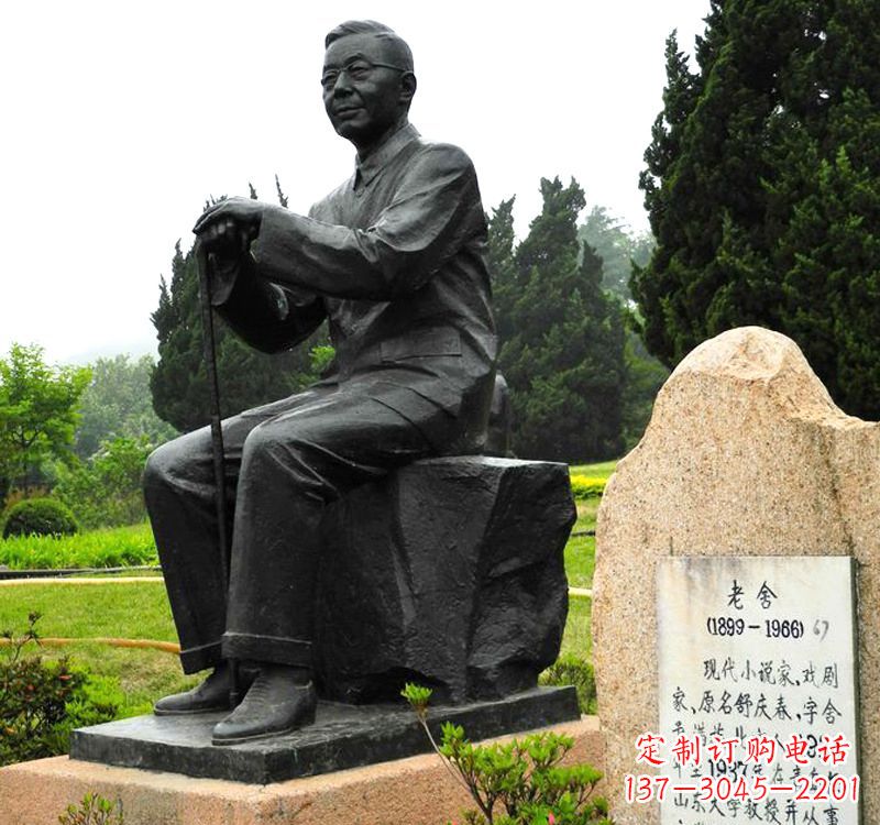 泰州中国现代著名小说家老舍铜雕像