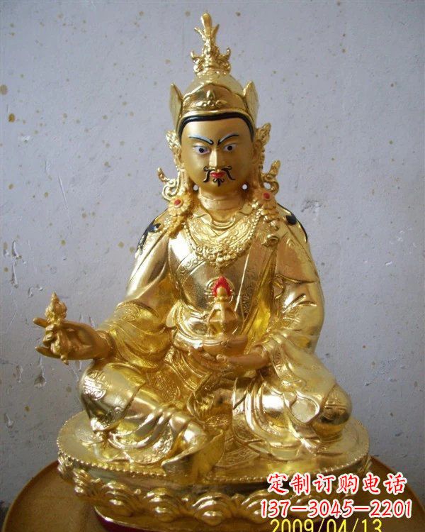 泰州铸铜贴金藏佛莲花生大士雕塑