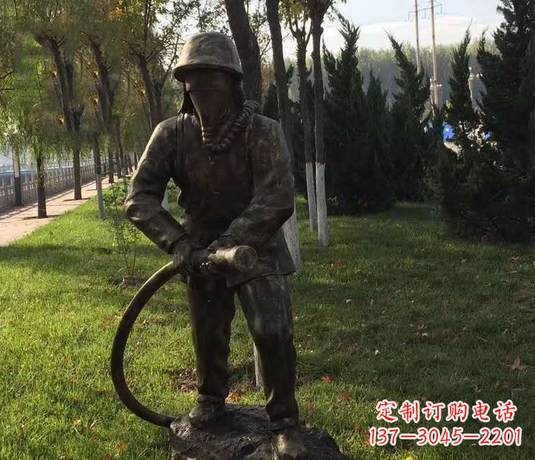 泰州公园灭火的消防员铜雕
