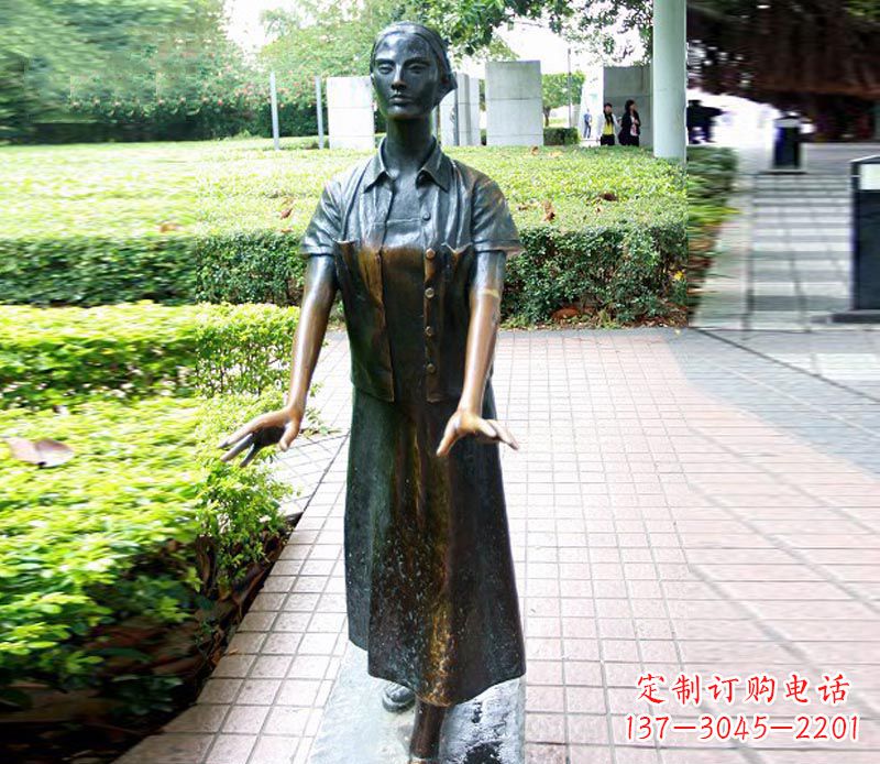 泰州走路的盲人女孩铜雕