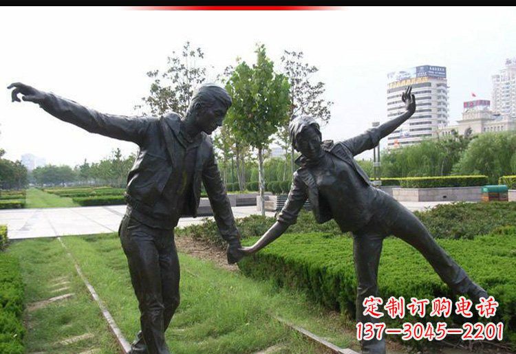 泰州走铁轨的情侣铜雕
