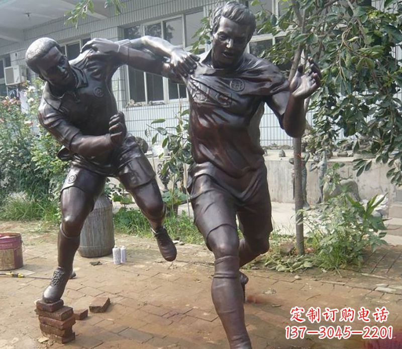 泰州足球运动公园人物铜雕