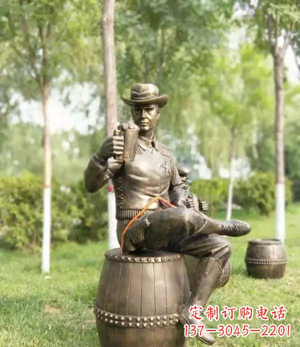 泰州坐酒桶喝啤酒的牛仔铜雕