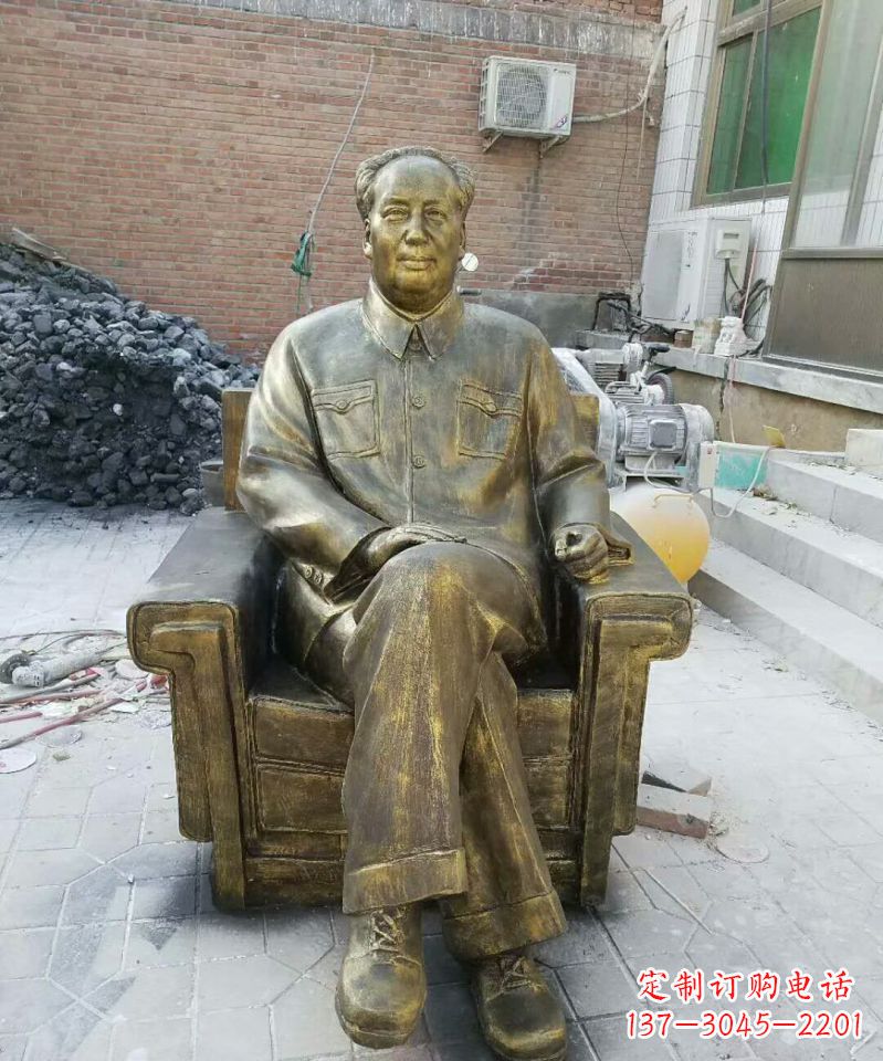 泰州坐沙发的毛主席铜雕