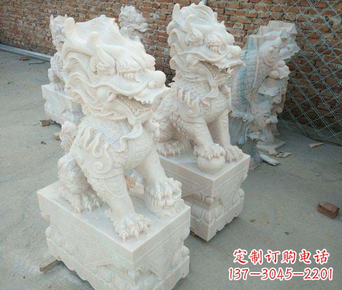 泰州坐式踩球麒麟晚霞红门口石雕