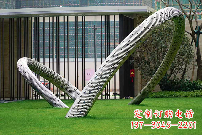 泰州景观雕塑-酒店草坪创意不锈钢圆环景观雕塑