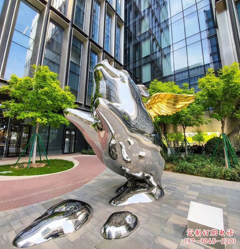 泰州猪雕塑-酒店门口一只带翅膀不锈钢镜面猪雕塑