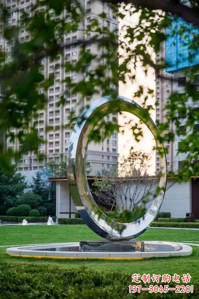 泰州圆环雕塑-别墅草坪不锈钢镜面大型户外景观圆环雕塑